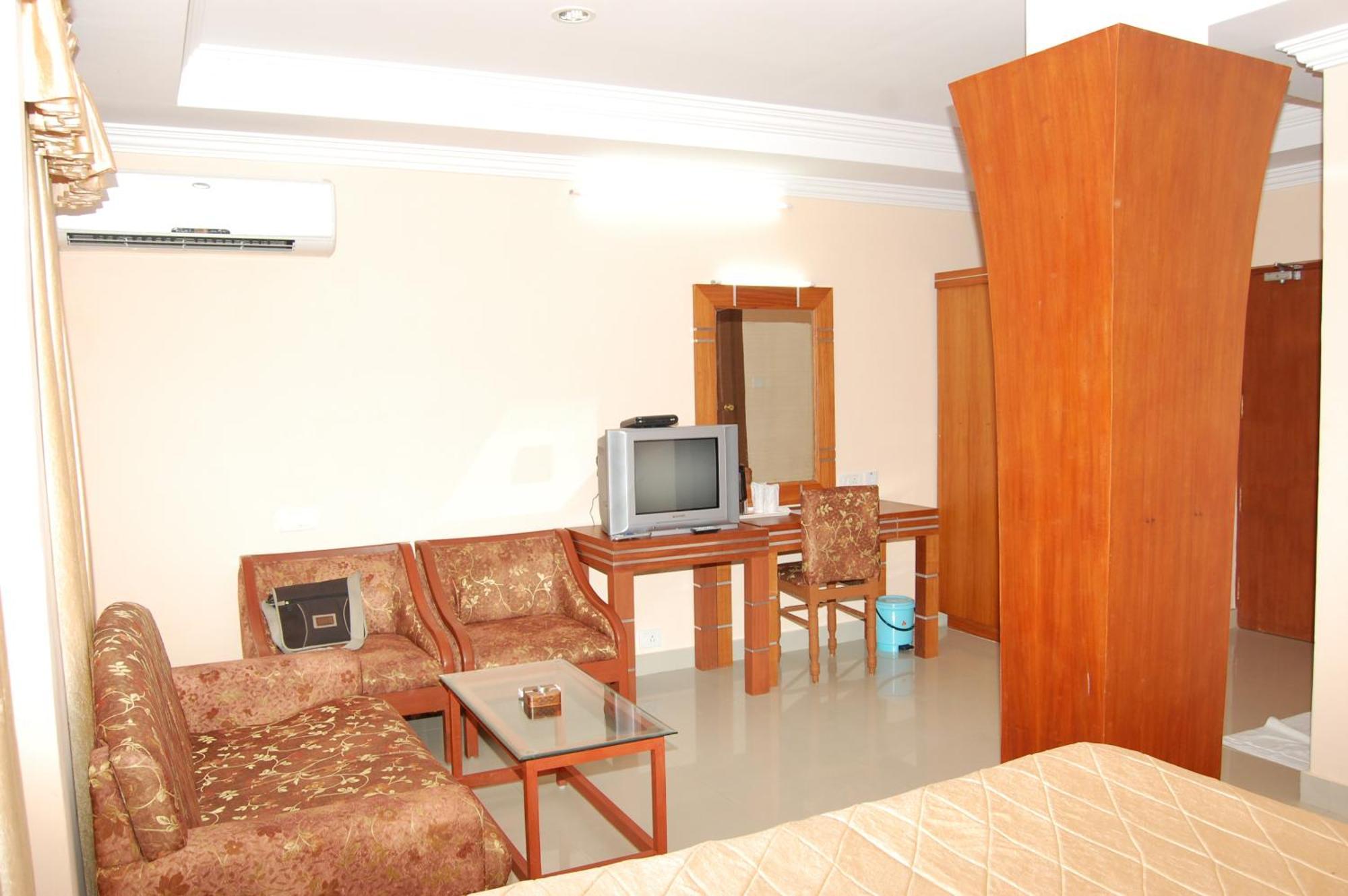 Kpm Regency Hotel Palakkad Room photo